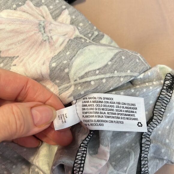 Xhilaration szL short romper cute flowers neck details pockets keyhole back EUC - Picture 14 of 14